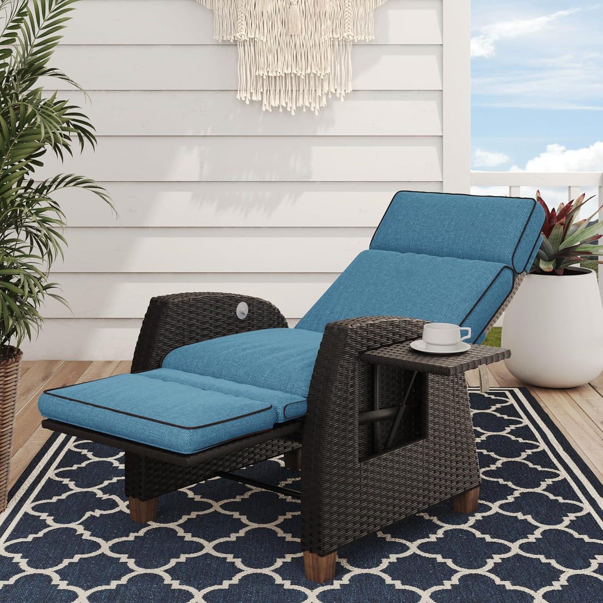 Grand patio Chaise longue inclinable à position réglable avec table rabattable et coussin pour jardin, cour, terrasse, extérieur – Coussin bleu paon et osier marron